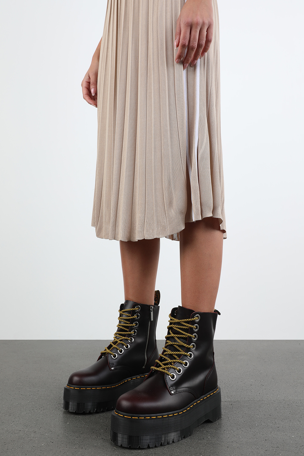 תמונת כל הלוק של מגפונים 8 איי ג'יידון מקס בגוון בורדו